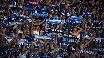 Des supporters strasbourgeois avant le match contre le Maccabi Haïfa, le 1er août.&nbsp; (PATRICK HERTZOG / AFP)