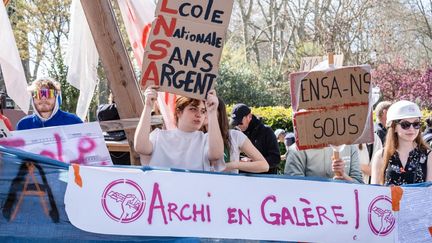 Les étudiants de l'école d'architecture de Toulouse (ENSA) dénoncent le manque de moyens de leur établissement lors d'une manifestation contre la réforme des retraites le 28 mars 2023, à Toulouse (Occitanie). (LILIAN CAZABET / HANS LUCAS)