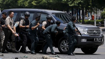 &nbsp; (Pendant l'attaque qui a frappé Djakarta. Il a fallu 3 heures aux forces de sécurité pour neutraliser le commando. © Beawiharta Beawiharta/Reuters)