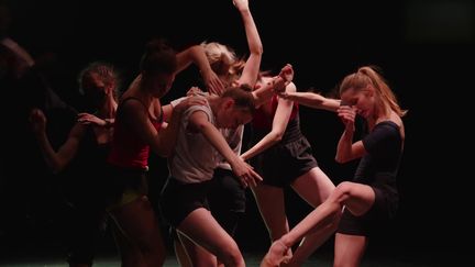 Les danseuses du ballet de l'Opéra Grand Avigon, en répétition pour Storm d'Emilio Calcagno. (D. Iberrakene /  France Télévisions)