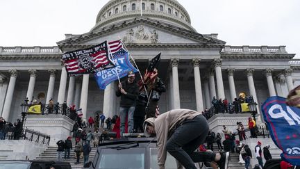 Des partisans de Donald Trump prennent d'assaut le Capitole, à Washington (Etats-Unis), le 6 janvier 2021. (ALEX EDELMAN / AFP)