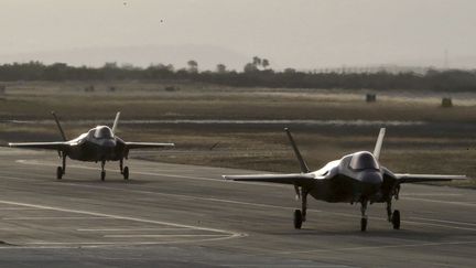 Des avions F-35B atterrissent sur la base des forces aériennes royales d'Akrotiri, près de la ville côtière de Limassol, sur l'île méditerranéenne de Chypre, le 21 mai 2019. Photo d'illustration. (PETROS KARADJIAS / POOL / AFP)