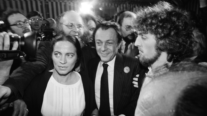 &nbsp; (Arrivée de Michel Rocard et sa femme au Parti Socialiste après l'annonce de la victoire de François Mitterrand à l'élection présidentielle © Sipa)