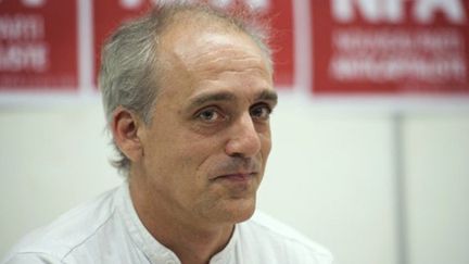 Philippe Poutou lors de son premier discours en tant que candidat du NPA pour 2012, le 26 juin 2011 (AFP PHOTO / FRED DUFOUR)