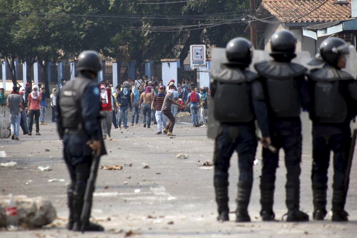 Des heurts ont éclaté entre policiers et manifestants à San Cristobal (Venezuela), le 29 mars 2016.&nbsp; (CARLOS EDUARDO RAMIREZ / REUTERS)
