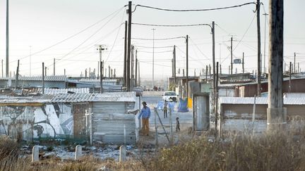 Une forêt de poteaux électriques dans le township de Khayelitsha au Cap. L'alimentation électrique du pays est la problématique majeure de l'Afrique du Sud. (SUZAN THIERRY / HEMIS.FR / HEMIS.FR)