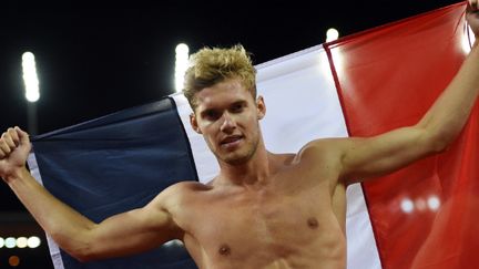 Le décathlonien Kevin Mayer fête sa médaille d'argent drapeau français autour du cou