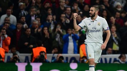 Karim Benzema célèbre un de ses buts, le 7 décembre 2016, lors d'un match entre le Real Madrid et le Borussia Dortmund., à Madrid (Espagne). (PIERRE-PHILIPPE MARCOU / AFP)