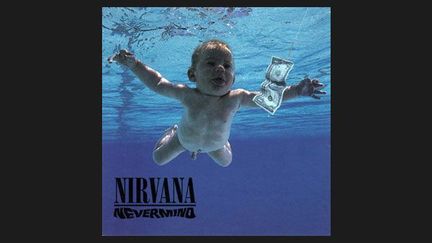 A sa sortie, cette pochette de Nirvana fit hausser les sourcils des pudibonds américains: le pénis du bébé, bien visible, leur écorchait les yeux. De nombreux magasins refusant de le vendre tel quel, un sticker fut apposé en catastrophe en guise de cache-sexe. 20 ans plus tard, à l&#039;été 2011, Facebook remet ça et censure cette photo au motif qu&#039;elle contrevient à ses règles de publication.
 (DR)