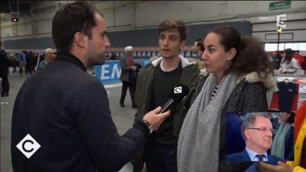 "C'est du vide, du vent" : quand des participants à un meeting de Macron quittent la salle avant la fin de son discours