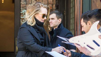 Adele signe des autographes pour ses fans devant son hôtel à New York (17 novembre 2015)
 (MGE/ZOJ/wenn.com/SIPA)