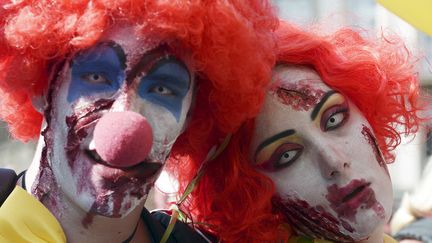 Deux personnes d&eacute;guis&eacute;es en clowns zombies participent &agrave; la "Zombie Walk" &agrave; Strasbourg (Bas-Rhin), le 13 septembre 2014. (FREDERICK FLORIN / AFP)