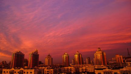 Coucher de soleil sur Harbin (Chine), le 23 septembre 2013. (MAXPPP)