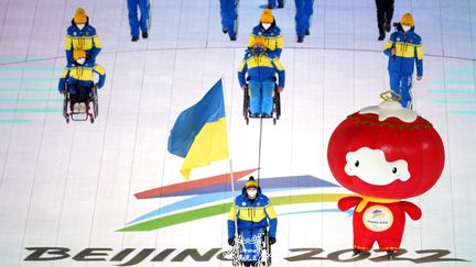 La délégation ukrainienne lors de son entrée dans le stade olympique pour la cérémonie d'ouverture des Jeux paralympiques, le 4 mars 2022. (DITA ALANGKARA / AP)