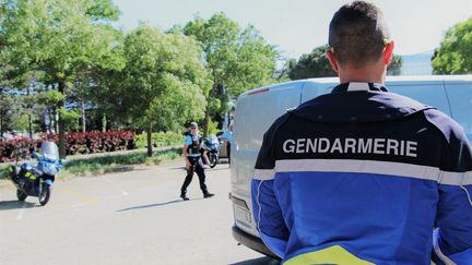 Un gendarme de l'EDSR de la Drôme lors d'un contrôle routier, le 18 mai 2020. (CLAIRE LEYS / RADIO FRANCE)