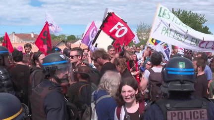 Réforme des retraites : casserole et sifflets pour Emmanuel Macron à Saintes (France 3)