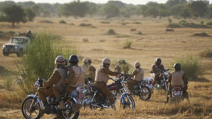 Un groupe de soldats de l'armée burkinabè patrouille dans une zone rurale lors d'une opération conjointe avec l'armée française dans la région du Soum,&nbsp;au nord du Burkina Faso, le 10 novembre 2019. (MICHELE CATTANI / AFP)