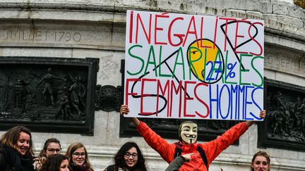 Une manifestation contre les inégalités salariales à Paris, le 7 novembre 2016. (YANN KORBI / CROWDSPARK)