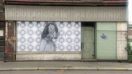 La jeune fille au masque à gaz, oeuvre de street art de Gaspard Lieb suite à l'incendie de l'usine Lubrizol à Rouen (France 3 Rouen)