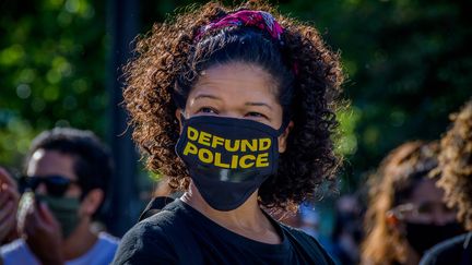 Une manifestante réclame le "définancement de la police", le 7 juin 2020, lors d'un rassemblement dans un parc de Brooklyn, à New York. (ERIK MCGREGOR/SIPA USA/SIPA)