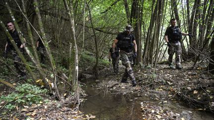 Les gendarmes recherchent des traces de Maëlys, dans la forêt du Pont-de-Beauvoisin, le 30 août 2017. (PHILIPPE DESMAZES / AFP)