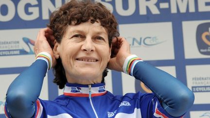 Jeannie Longo pose sur un podium apr&egrave;s avoir gagn&eacute; une course &agrave; Boulogne-sur-Mer (Nord), le 23 juin 2011. (DENIS CHARLET /AFP)