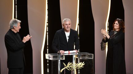 Romain Costa-Gavras et Agnès Jaoui, membre du jury, applaudissant Robin Campillo qui vient de recevoir le Grand prix du jury pour "120 battements par minute". 
 (Alberto Pizzoli / AFP)