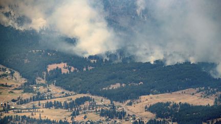 Un feu de forêt lié à la vague de chaleur, le 1er juillet 2021 à Lytton en Colombie-Britannique (Canada). (DARRYL DYCK / THE CANADIAN PRESS / AP)