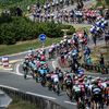 Les coureurs du Tour de France franchissent un rond-point, lors d'une étape en Vendée, entre Mouilleron-Saint-Germain et La Roche-sur-Yon, le 8 juillet 2018. (JEFF PACHOUD / AFP)