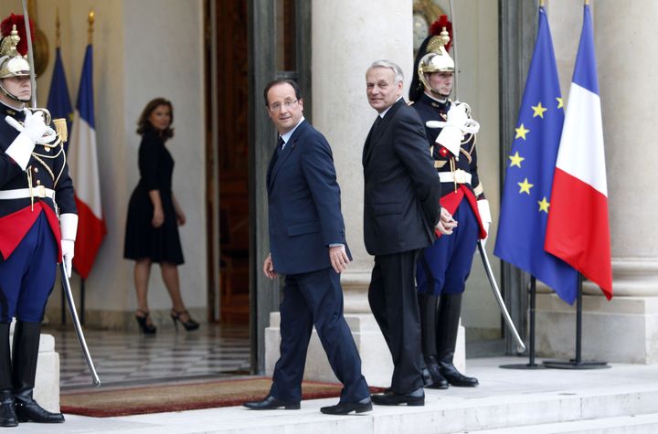 Val&eacute;rie Trierweiler (au second plan) attend Fran&ccedil;ois Hollande et Jean-Marc Ayrault, lors de la visite d'Aung San Suu Kyi &agrave; Paris, le 26 juin 2012.&nbsp; (CHESNOT / SIPA)