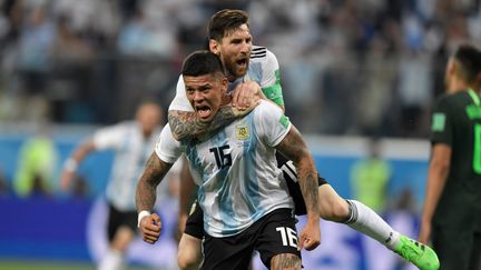 Macos Rojo et Lionel Messi célèbrent le deuxième but de l'Argentine face au Nigeria, le 26 juin 2018. (GABRIEL BOUYS / AFP)