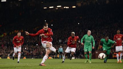 Zlatan Ibrahimovic inscrit son 3e but de la soirée face à Saint-Etienne (OLI SCARFF / AFP)