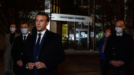 Emmanuel Macron, Gérald Darmanin, Jean-Michel Blanquer à Conflans-Saint-Honorine le 16 octobre 2020 après l'assassinat du professeur Samuel Paty (ABDULMONAM EASSA / POOL)