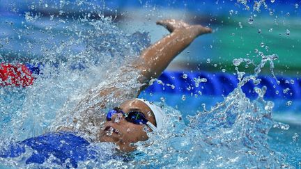 La Française Emma Terebo lors de la finale du 100 mètres dos, aux championnats du monde de natation, le 20 juin 2022 à Budapest (Hongrie). (ATTILA KISBENEDEK / AFP)