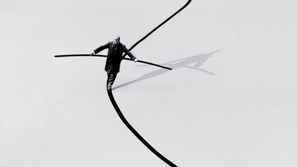 Gilbert Garcin, "Le funambule", 2002. (GILBERT GARCIN / GALERIE LES FILLES DU CALVAIRE)