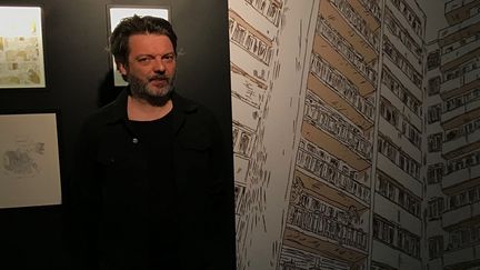 Gilles Rochier dans l'exposition qui lui est consacrée à Angoulême
 (Laurence Houot / Culturebox)