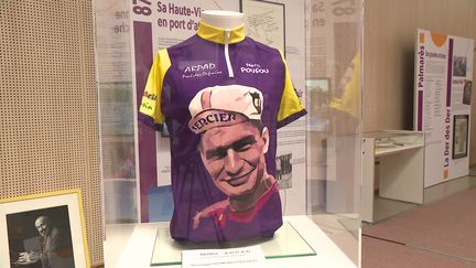 Un maillot de Raymond Poulidor exposé à Saint-Léonard-de-Noblat en Haute-Vienne. (France Télévisions / J. Arnal)