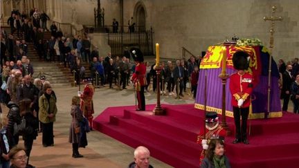 Mort d’Elizabeth II&nbsp;: Charles III participe à la veillée des princes&nbsp; (FRANCE 2)