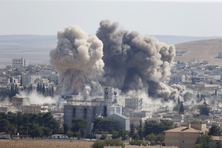 La ville de Kobané (Syrie) lors d'une frappe aérienne américaine, le 8 octobre 2014. (MURAD SEZER / REUTERS)