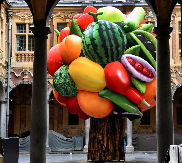 Lille3000 dans la cour de la  vieille bourse "Fruit tree" de Choi Jeong Hwa 
 (PHOTOPQR/VOIX DU NORD)