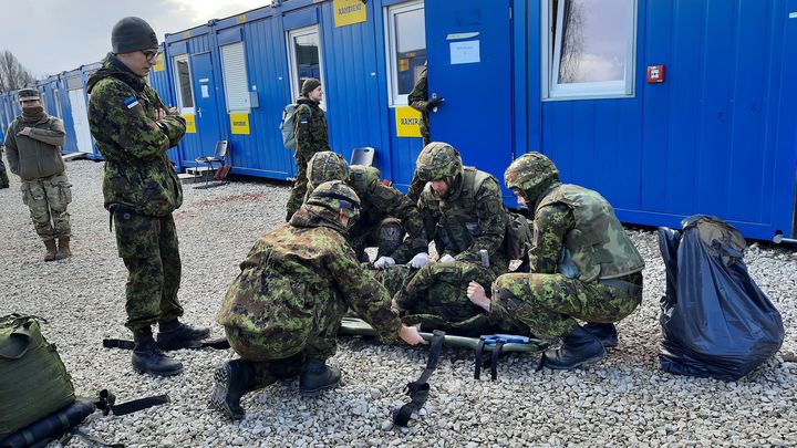 En Estonie, les forces de l'OTAN pratiquent la médecine de guerre près de la frontière avec la Russie (VIRGINIE PIRONON / RADIOFRANCE)