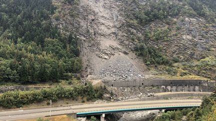 Le 27 août 2023, plus de 10 000 m3 de roches se sont effondrés à la hauteur de la commune du Freney, en Savoie. (CORENTIN WAHU / FRANCE BLEU PAYS DE SAVOIE)