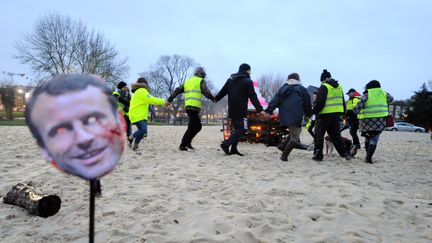 À Angoulême, le 22 décembre 2018, des gilets jaunes&nbsp;ont mis en scène "un procès" du&nbsp;président de la République. (DEQUIER LOIC  / MAXPPP)