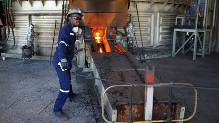 Un ouvrier&nbsp;métallurgiste,&nbsp;le 16 mai 2019, dans la fonderie de platine installée sur le site de la mine de Unki à Shurugwi (Zimbabwe). (REUTERS - PHILIMON BULAWAYO / X02381)