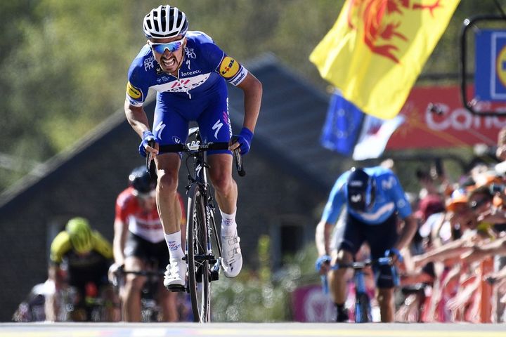 Julien Alaphilippe à quelques mètres de l'arrivée de La Flèche Wallonne, le 18 avril 2018. (YORICK JANSENS / BELGA MAG)