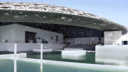 Le Louvre Abou Dhabi entouré d'eau : photo prise le 24 mai 2016 et diffusée le 15 juin suivant par la Compagnie du développement du tourisme et de l'investissement d'Abou Dhabi (TDIC) en charge des travaux
 (HO / TDIC / AFP)