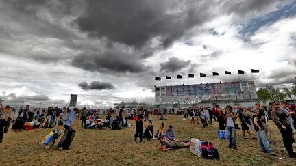 Les festivaliers arrivent sur le site du festival de Dour, en Belgique, le 12 juillet 2017 (illustration). (BELLOUMI / MAXPPP)