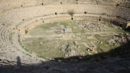 En 2016, des habitants avaient créé «face à un Etat défaillant, une brigade de volontaires» pour protéger les monuments de Leptis Magna, raconte «Le Point». «Ils effectuent (alors) tous les jours des patrouilles autour des principaux monuments sur une cinquantaine d'hectares: l'hippodrome, la basilique ou encore (l’amphithéâtre) qui peut encore accueillir 15.000 spectateurs sur ses gradins en arc de cercle.» En 2011, une initiative similaire avait été prise à Shahat, ville voisine de Cyrène: des volontaires se relayaient «dans un musée local pour empêcher les vols pendant la nuit», rapporte Géopolis (photo prise le 4 janvier 2018). (MAHMUD TURKIA / AFP)