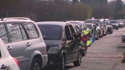 Après Paris, c’est maintenant à Bruxelles que se rendent les participants du "convoi de la liberté".&nbsp;Beaucoup ont passé la nuit aux abords de la capitale pour reprendre la route ce matin du 13 février en direction de la Belgique. (FRANCE 3)