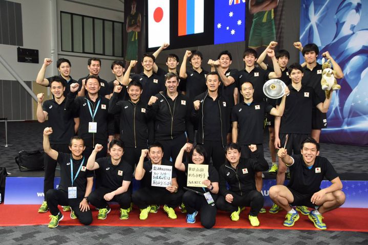 L'équipe de volley-ball du Japon au grand complet (Philippe Blain au centre) (_)